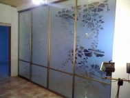 Раздвижные межкомнатные стеклянные перегородки с пескоструйным рисунком