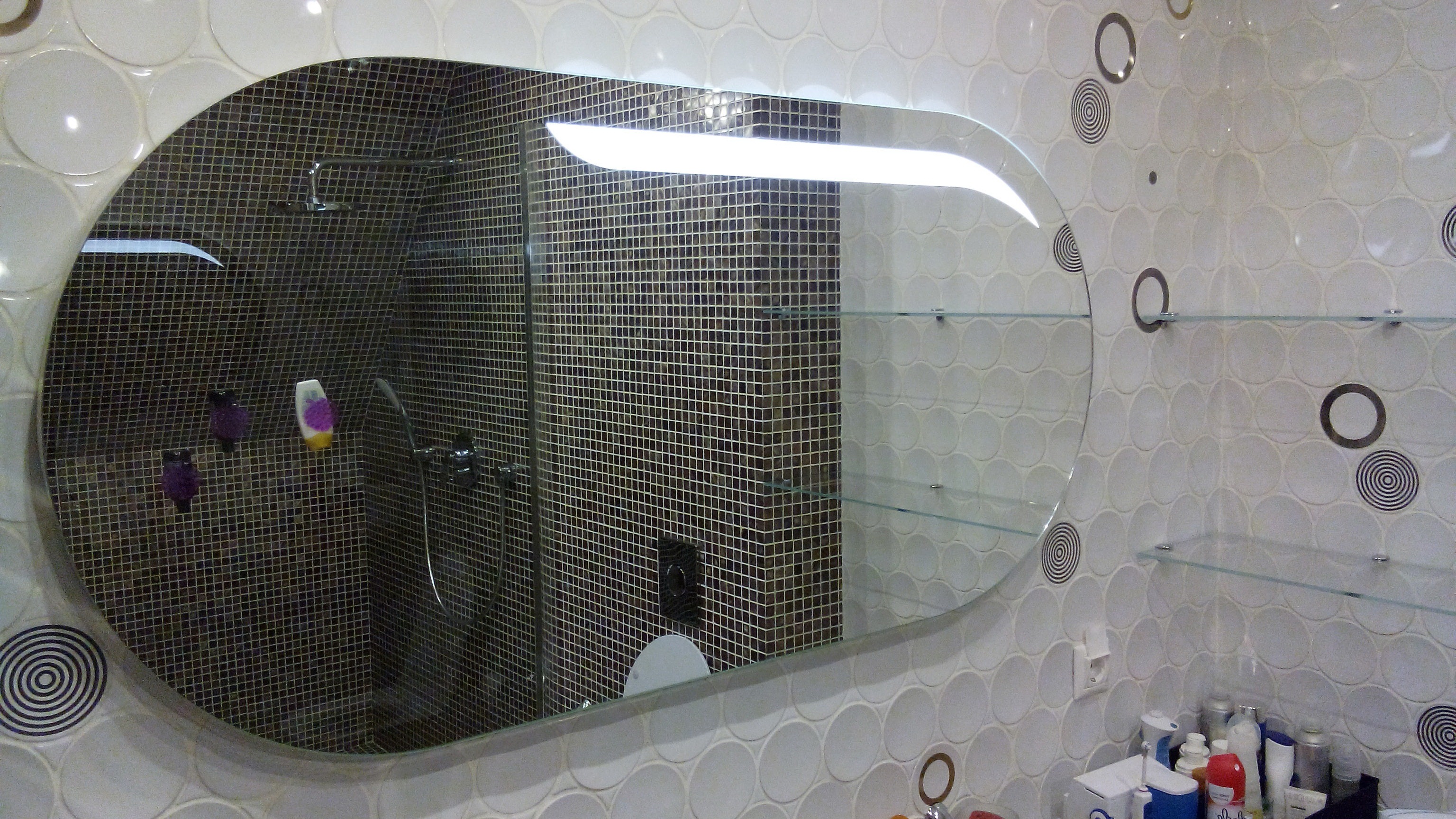 Овальное зеркало с подсветкой для ванной