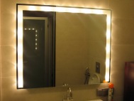 Настенное зеркало с подсветкой в ванную комнату