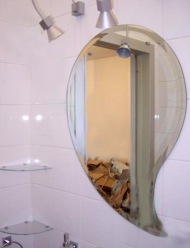 Фигурное зеркало в ванную на заказ в Москве