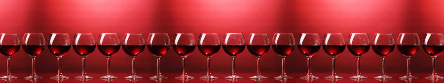 Скинали для кухни: Бокалы с вином на красном фон