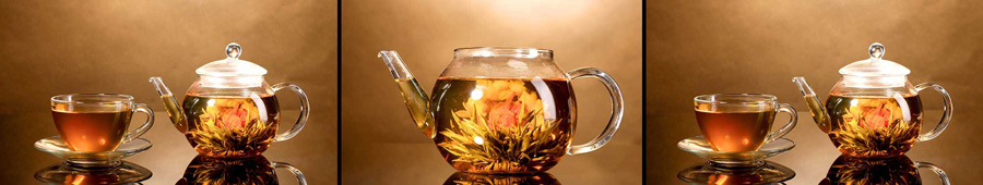 Скинали для кухни: Стеклянный чайник и чашка с экзотическим чаем и цветами на коричневом фоне