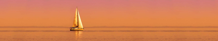Одинокая яхта в море на закате солнца