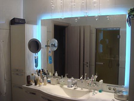 Купить зеркало с подсветкой в ванную комнату