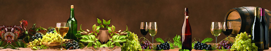 Вино, шампанское и виноград на столе