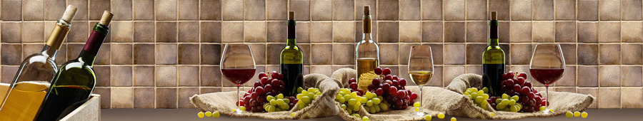 Скинали для кухни: Вино и виноград у стенки, отделанной плиткой