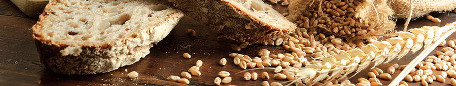 Пшеничный хлеб и зерна