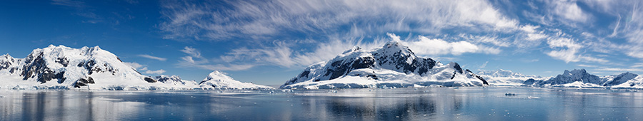 Панорамный вид на величественные горы в Антарктиде