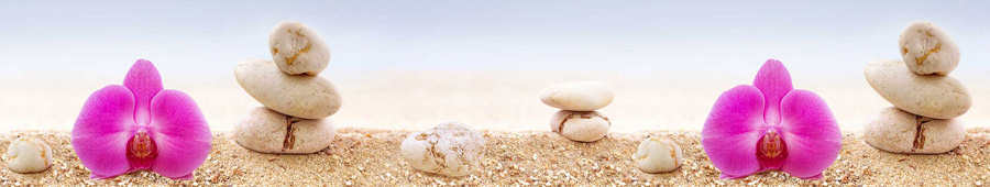 Камни дзен и орхидеи на морском песке