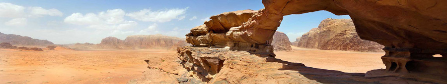 Природный горный мост в пустыне Иордании